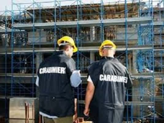 Operai in nero, privi di di protezione e con il rischio di precipitare nel vuoto. Sequestrato cantiere edile