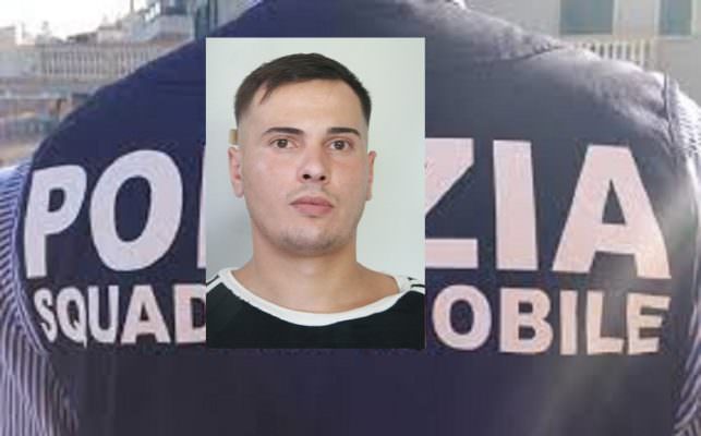 Sorpreso a spacciare, aggredisce gli agenti e tenta la fuga: in manette pusher di Librino