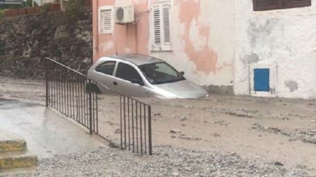 Eolie, mare in tempesta e forte vento: alcune isole isolate da 36 ore