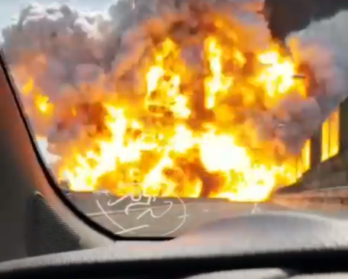 Apocalisse in autostrada, esplode autocisterna con sostanze infiammabili: due morti e 55 feriti – VIDEO