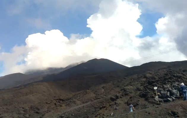 Etna in attività: esplosioni, boati e colonne di lava incantano catanesi e turisti da tutto il mondo