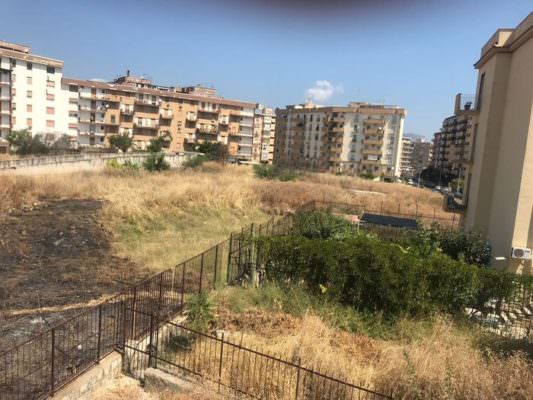 Paura a Palermo, a fuoco alcune sterpaglie al villaggio Santa Rosalia: panico tra i residenti