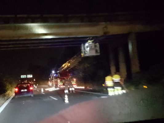 A18, crollano calcinacci da un viadotto: “Erano grossi come mattonelle, poteva succedere una tragedia”