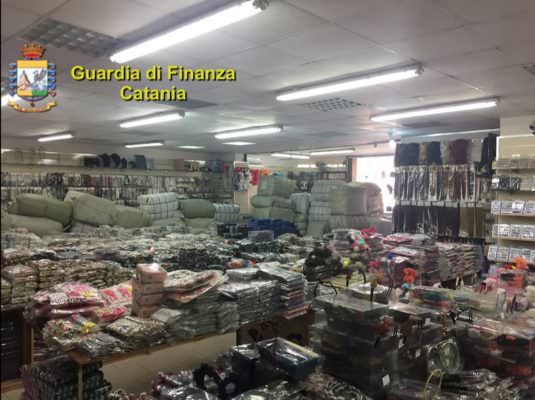 Misterbianco, sequestrati quasi 6 milioni di articoli cinesi contraffatti e non sicuri: denunciata la titolare