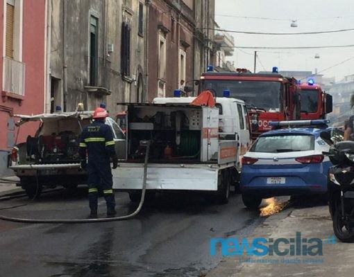 Paura a Catania, incendio zona Canalicchio: fiamme alte e fumo nero in abitazione – FOTO e VIDEO