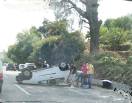 Auto si ribalta autonomamente sulla A18, interviene la polizia stradale