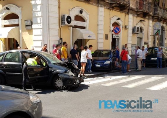Paura al centro di Catania: scontro tra due auto. Traffico bloccato