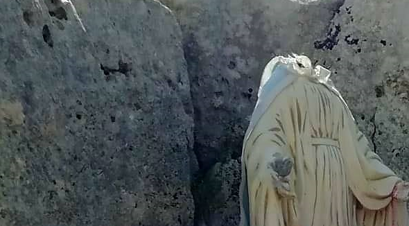Gesto sacrilego sulla “Muntagnè”, vandalizzate statue della Madonna e del Cristo: sgomento nella comunità cattolica