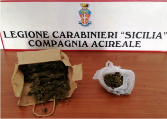 Spaccia droga col figlio di 9 anni in macchina: arrestato pregiudicato insieme a un “collega”