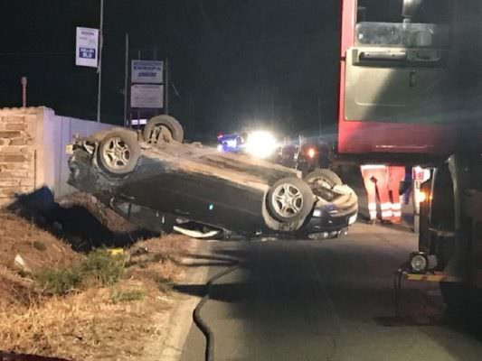 Ubriaco e senza patente guida con le figlie in auto, si schianta contro un palo e provoca la morte di una delle due: 39enne accusato di omicidio stradale