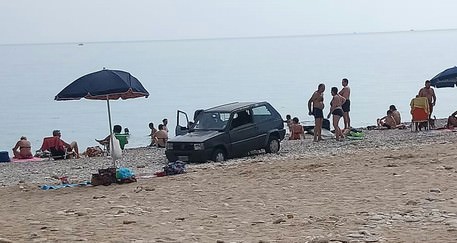 Panda in spiaggia tra ombrelloni e stuoie. Il mezzo era stato rubato al suo proprietario