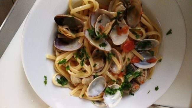 Spaghetti alle vongole, la RICETTA per arricchire i menù di Natale e Capodanno: INGREDIENTI e PROCEDIMENTO