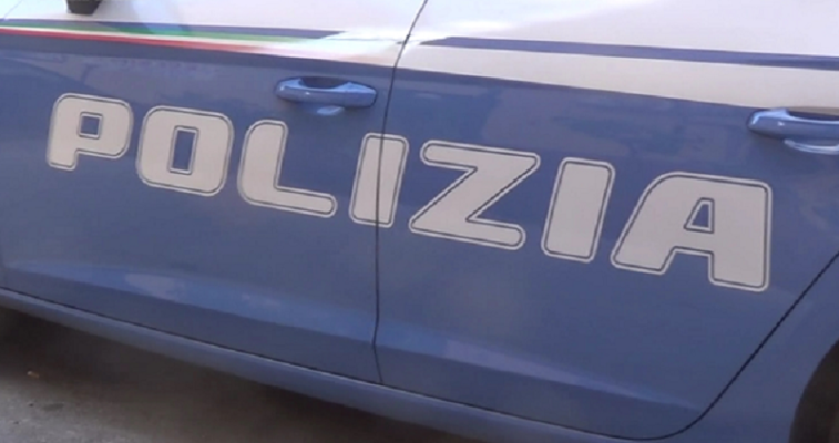 Inseguono ladri dopo furto d’auto: poliziotti scoprono deposito con oltre 40 mezzi rubati