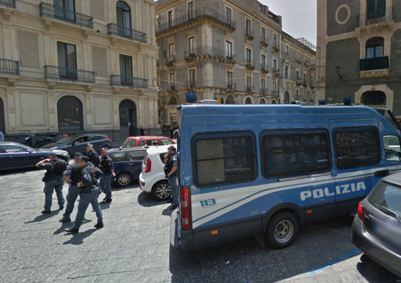 Evade dai domiciliari, beccato dalla polizia a passeggio in Piazza Manganelli: arrestato