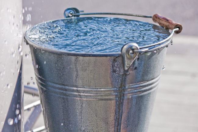 Parigi, trovate tracce di Covid-19 nell’acqua non potabile utilizzata per pulire le strade