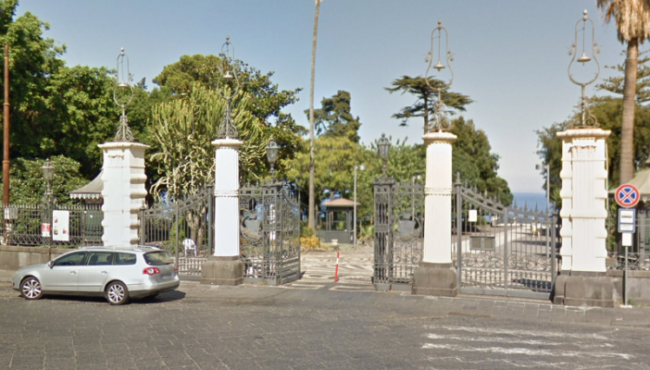 Incendio alla villa comunale Belvedere di Acireale: operazioni di spegnimento in corso