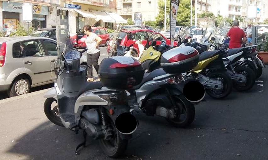 Quartiere Borgo-Sanzio, parcheggi insufficienti per scooter e moto – FOTO