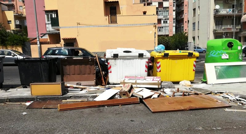 Micro-discariche e strade sporche, situazione difficile al “Borgo-Sanzio” – FOTO