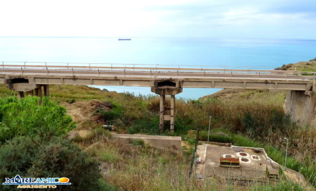 Tavole di legno, ferro arruginito e cemento sfaldato: ancora un viadotto Siciliano in pessime condizioni