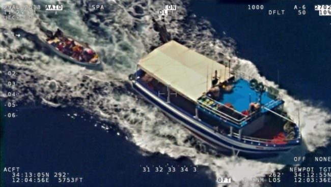 Favoreggiamento dell’immigrazione clandestina, fermato un peschereccio: arrestate 6 persone