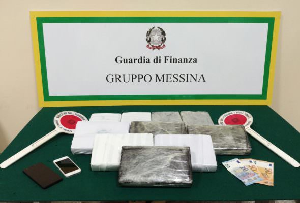 Dalla Calabria alla Sicilia, la droga “viaggia” sulle navi: sequestrati 11 chili di cocaina