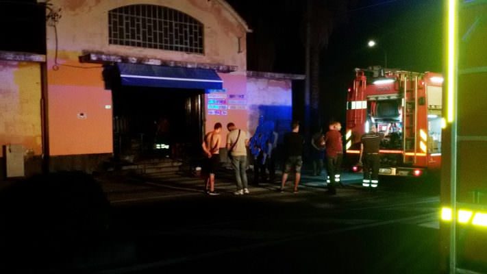 Paura nella notte: in fiamme locali di una pescheria nel Catanese – LE FOTO