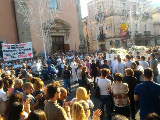 Francavilla, l’ultimo saluto a Luciano e Francesco Siracusa: migliaia di persone tra cordoglio e disperazione