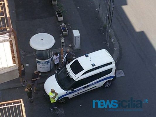 Scooter travolge donna sulle strisce pedonali in via Vincenzo Giuffrida: caccia al pirata della strada