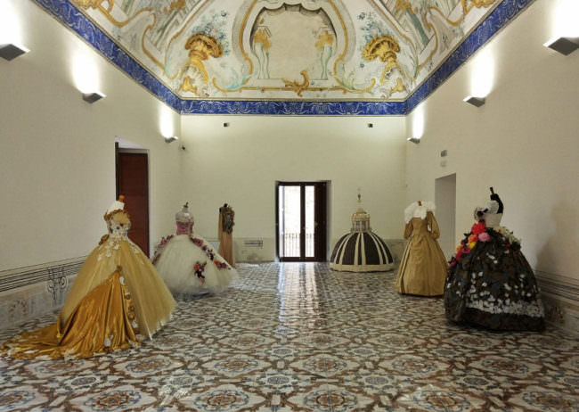 Vestire l’Icona, quando la moda incontra la fede. Inaugurata la mostra di abiti dedicata a Papa Francesco
