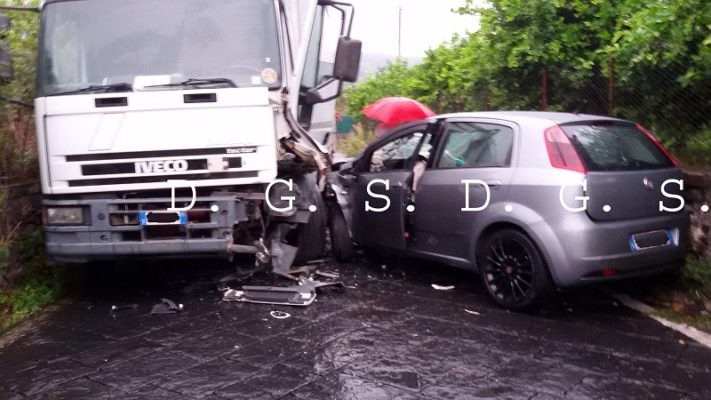 Tre incidenti nel Catanese: sei auto e un camion coinvolti, cinque feriti tra cui una bambina – FOTO