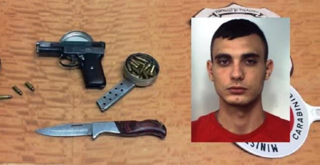 Pistola con la matricola abrasa e 30 colpi nascosti in auto: 21enne arrestato in via Aldo Moro
