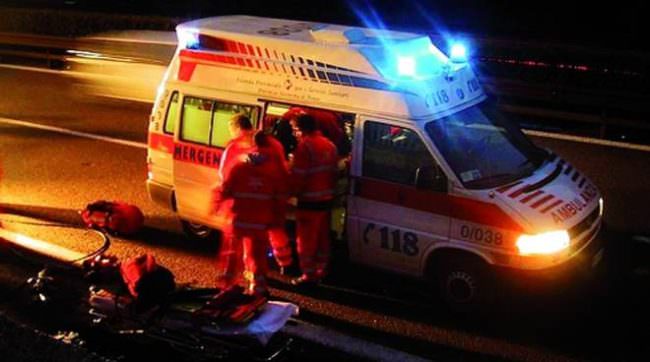 Incidente mortale sulla SS 115, scontro tra auto e furgone: un decesso e 3 feriti, strada bloccata