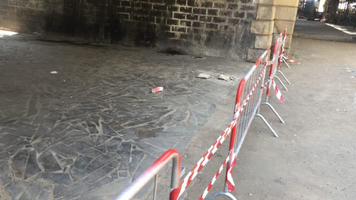 Gli archi della Marina perdono pezzi, caduti calcinacci: villa Pacini temporaneamente chiusa
