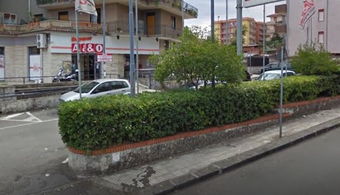 Rapina a mano armata all’A&O: volto coperto e pistola puntata addosso, fuga con il bottino nel Catanese