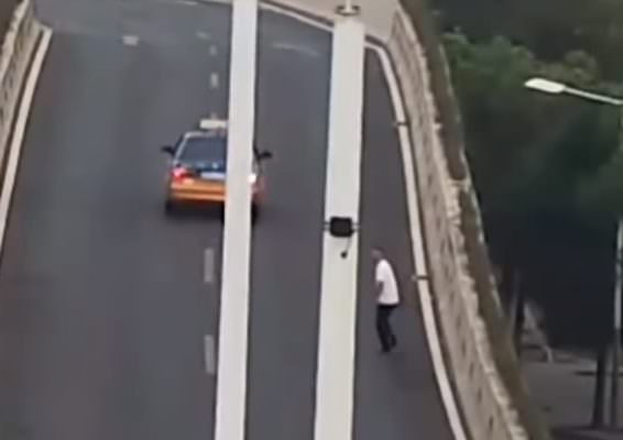 Scappa e si butta giù dal ponte per evitare alcol test: frattura e non era ubriaco – VIDEO