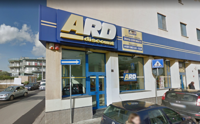 Volto coperto e armi in mano: malviventi rapinano Ard Discount del Catanese. Clienti terrorizzati