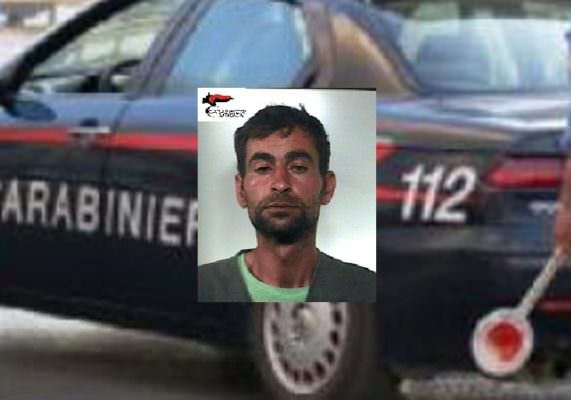 Approfitta dell’assenza del proprietario partito per le ferie per rubare in casa sua: ai domiciliari 37enne