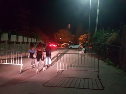 Chiude strada per creare parcheggio abusivo per una discoteca nel Catanese: denunciato 60enne