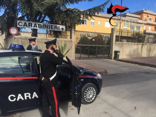 Maltrattamenti e richieste di denaro nei confronti dei genitori: in manette un 30enne Maltrattamenti e richieste di denaro nei confronti dei genitori: in manette un 30enne