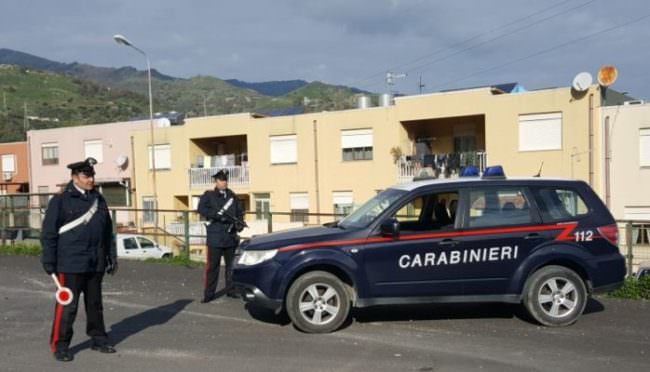 Percosse, minacce e insulti al padre per la droga: evade poco dopo domiciliari, fermato