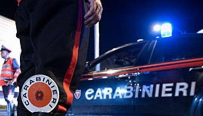 Paura in via Ancona, appiccato fuoco al portone di un imprenditore: ipotesi atto intimidatorio