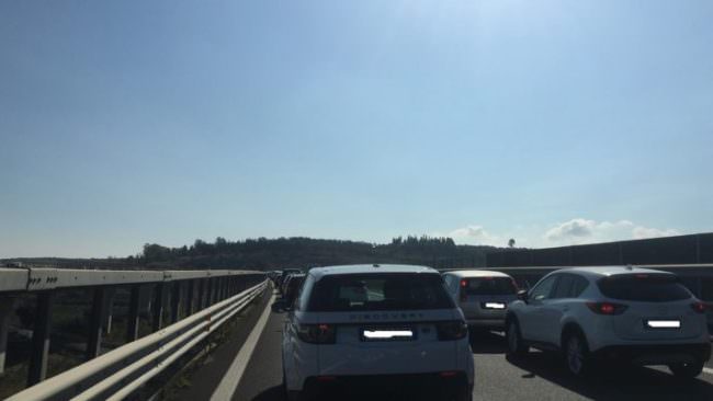 Caos sulla Catania-Siracusa, auto in fumo: nessuno entra in galleria, lunghe code