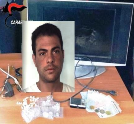 Spacciano cocaina da dietro la persiana a San Cristoforo, controllano i carabinieri da una telecamera