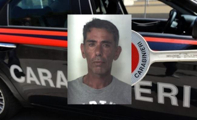 Ruba 7 bottiglie di vino dal magazzino di un ristorante: in manette 47enne