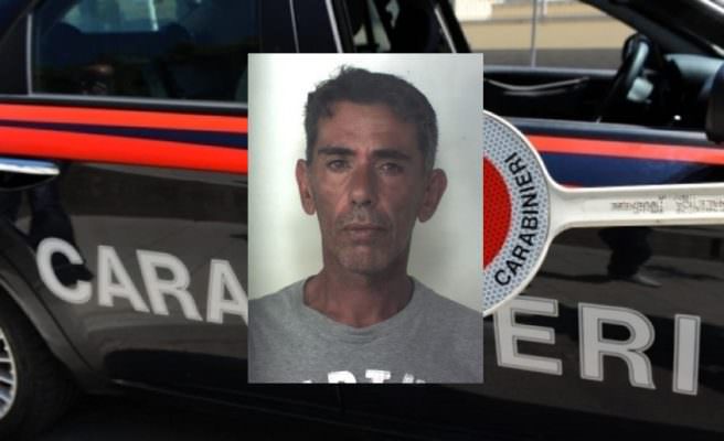 Ruba 7 bottiglie di vino dal magazzino di un ristorante: in manette 47enne