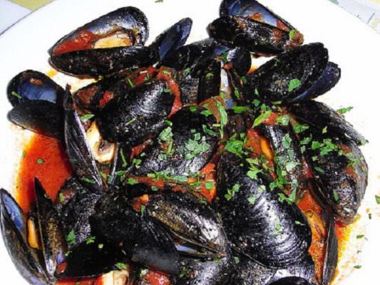 La cena al ristorante a base di cozze e molluschi e il malore nella notte: i dettagli sul decesso di Eugenio Vinci