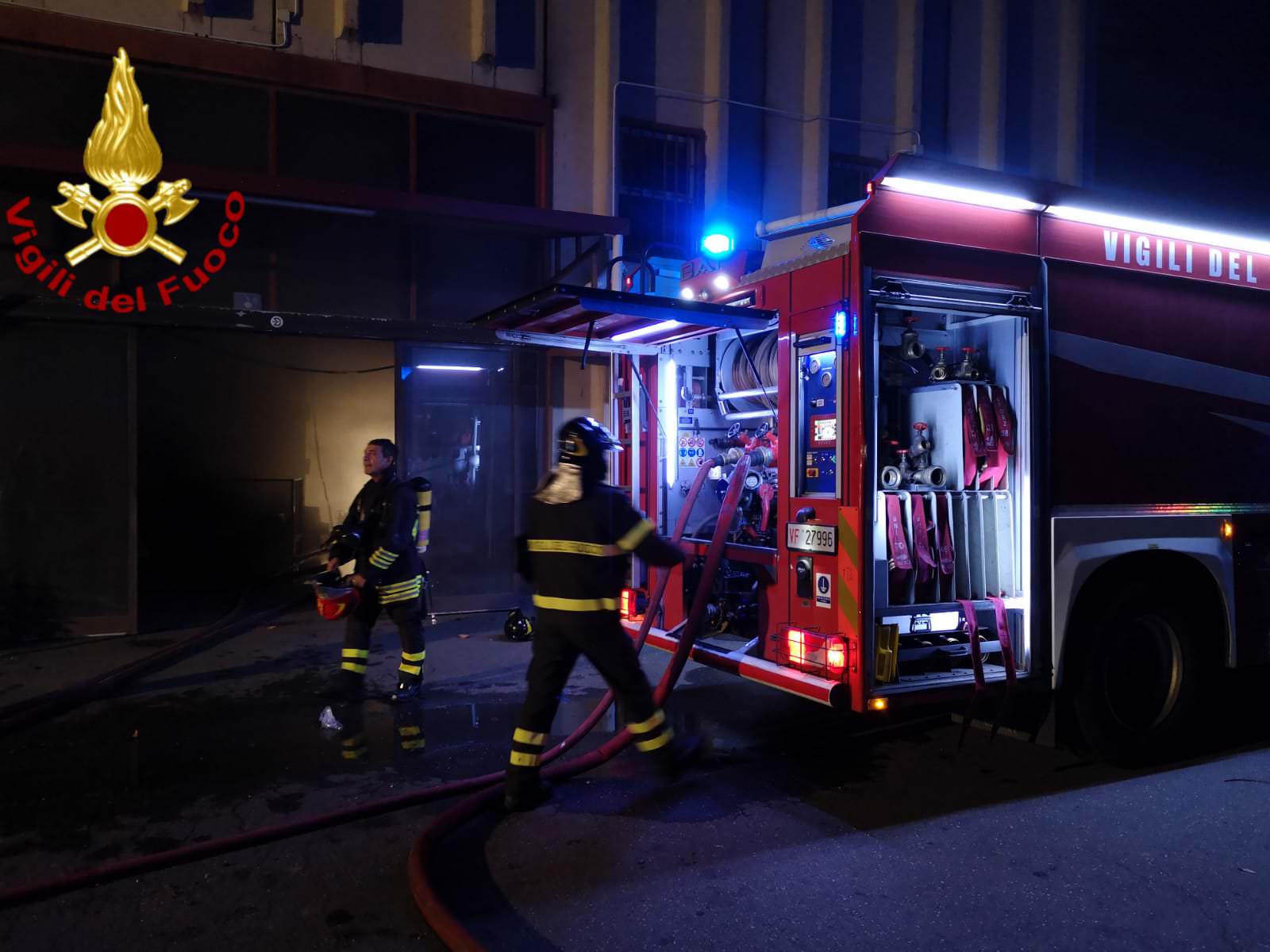 Vasto incendio in via Montepalma: in fiamme capannone di cosmetici – FOTO