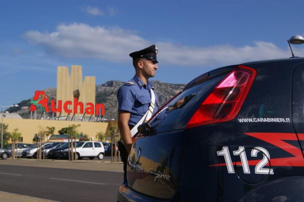 Sorpreso a rubare bottiglie di anice all’Auchan: arrestato 32enne
