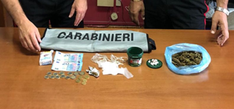 Marijuana e cocaina in piazza di spaccio: scoperti due giovani