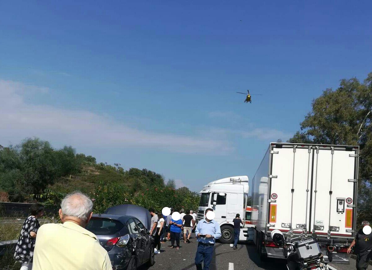 Grave incidente sulla A18 all’altezza di Giarre: strada bloccata e traffico in tilt – FOTO